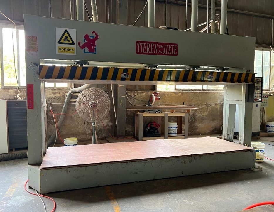 Extended door lock and hinge machine processing a door leaf