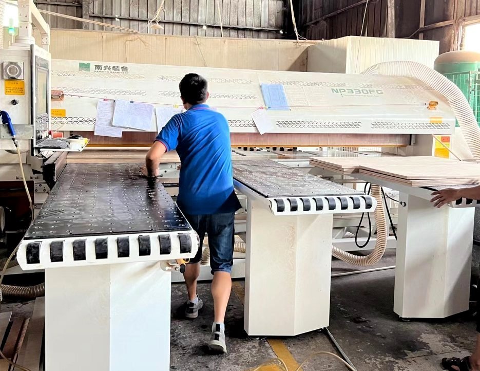 CNC extended beam saw cutting panels without chipping